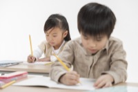 勉強をする子供たち